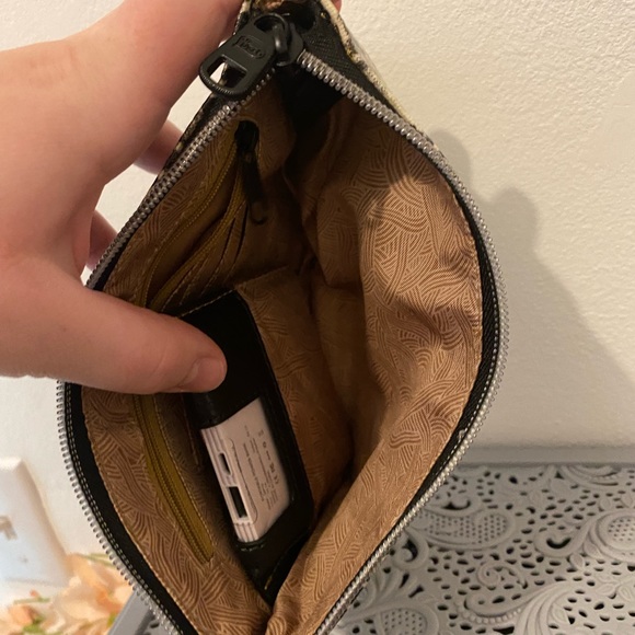 Sakroots Black and White Wallet with Battery Bank  Built In New - Picture 8 of 11